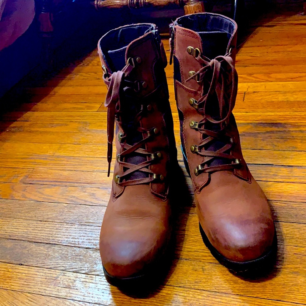 Sorel Emelie brown boots in size 9.